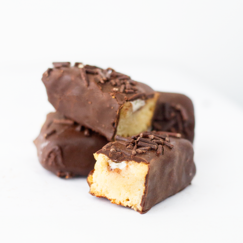 Strawberry Jam & Cream Cake Bar covered in chocolate (110g)